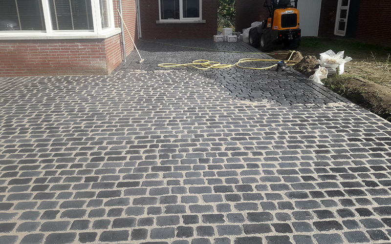 Nieuwe bestrating en aanleg oprit vooraan huis in Wuustwezel door Tuinaanleg Damen